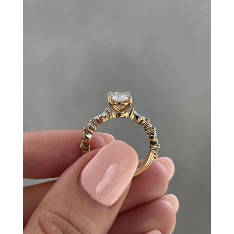 Oval Ava